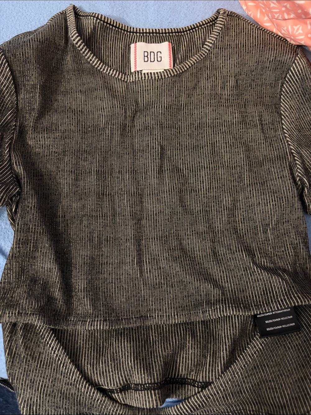 Cutout Rib-Knit Crop Top - Picture 4 of 4
